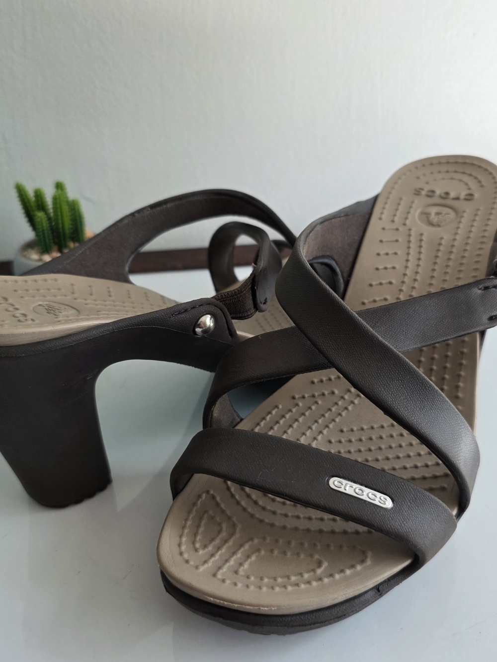 CROCS Women's Dark Brown Strappy Block-Heel Sandals